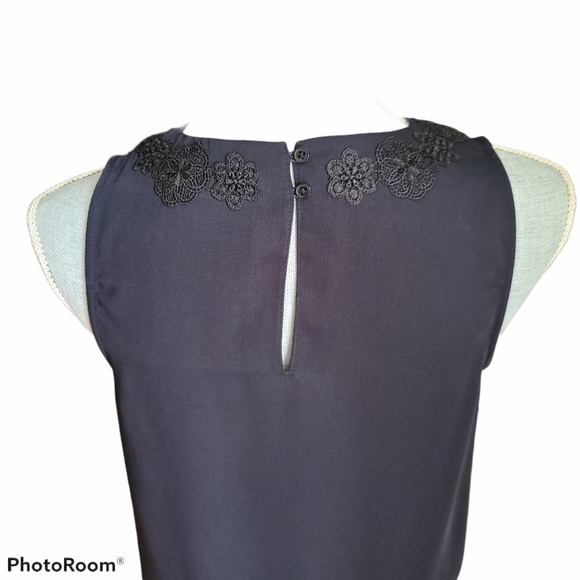 - Banana Republic Embroidered Neckline Tank Top - Picture 3 of 9